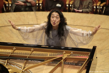 Mitsuko Uchida - Klavier u. Leitung<br />
2005-10-27 Philharmonie<br />
Foto: Hyou Vielz
