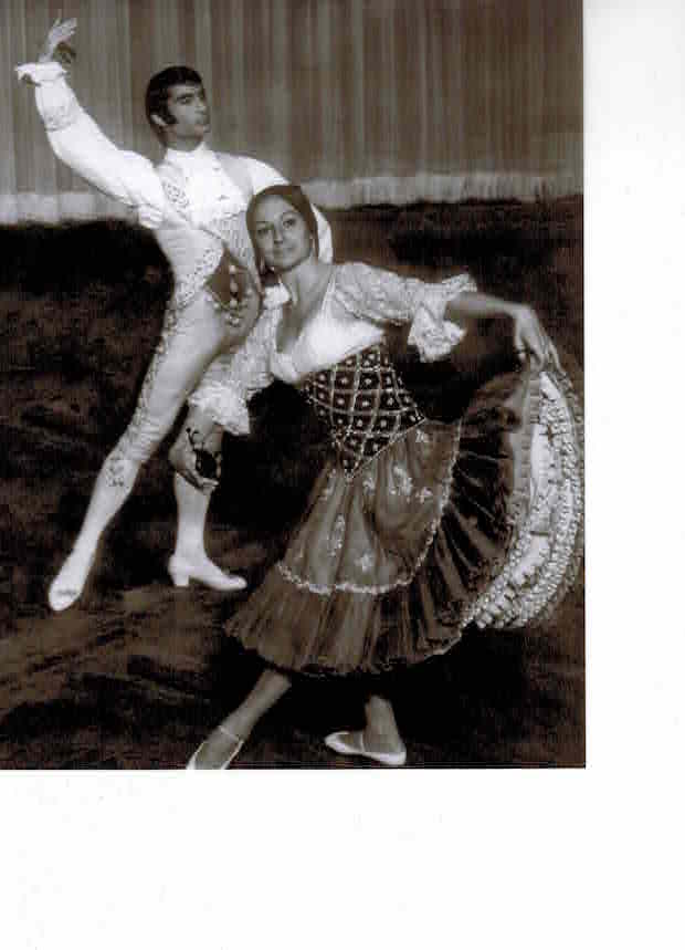 Foto Antonio Salas y Aurora Pons, con el Ballet Los Goyescos, en 1972, coreografía de escuela bolera