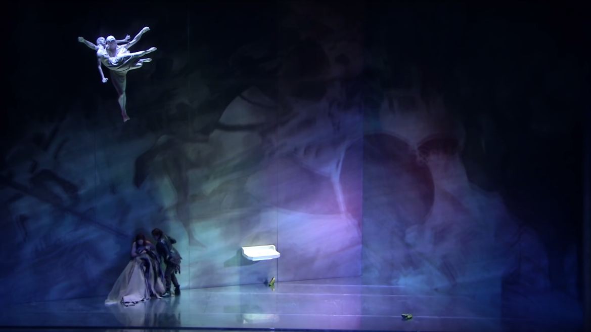 Giulietta encontrando rincones en sus aposentos. Fotograma de la grabación promocional del Liceu.