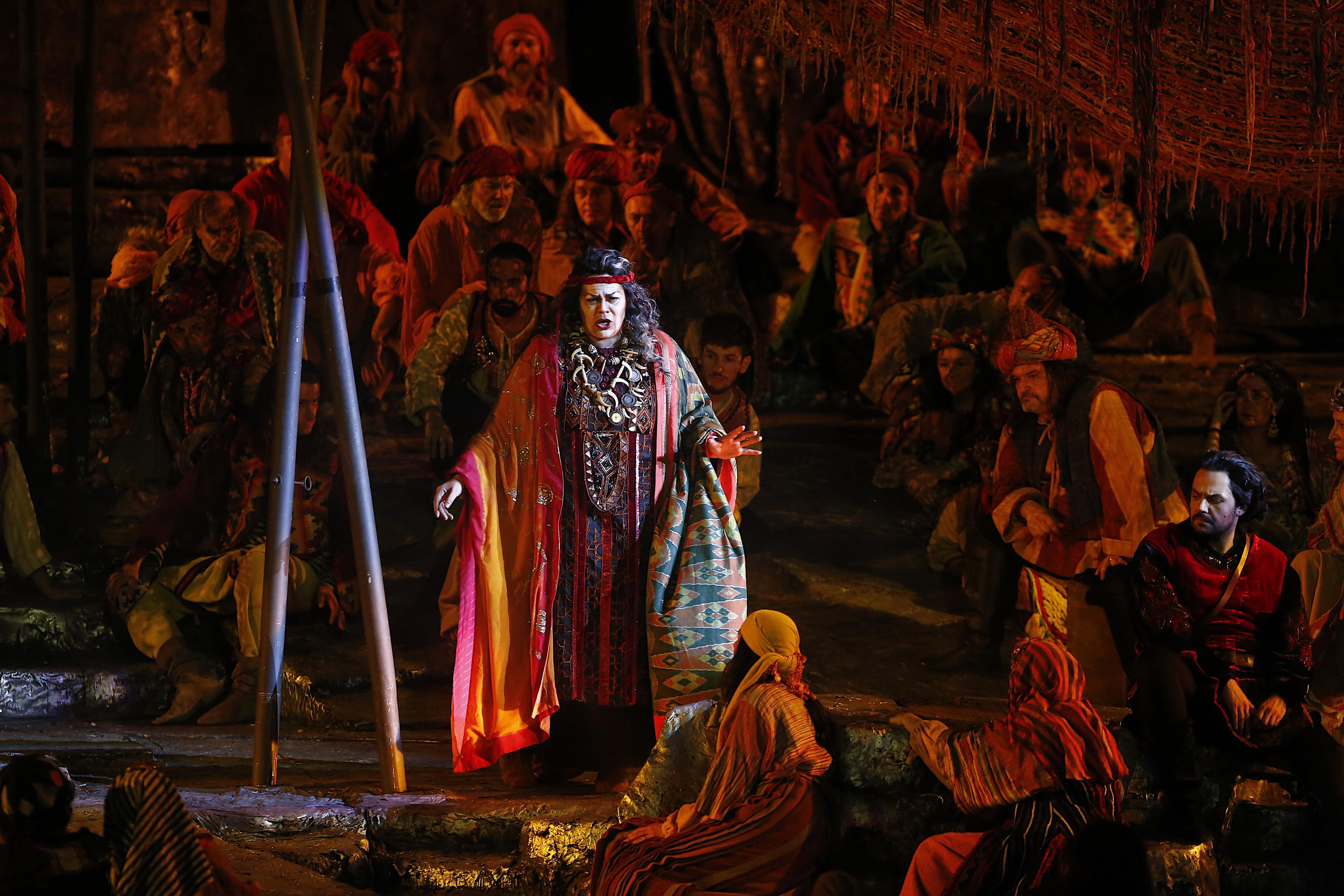 A Verona va in scena Il Trovatore nella storica produzione firmata da Franco Zeffirelli. Foto: Ennevi