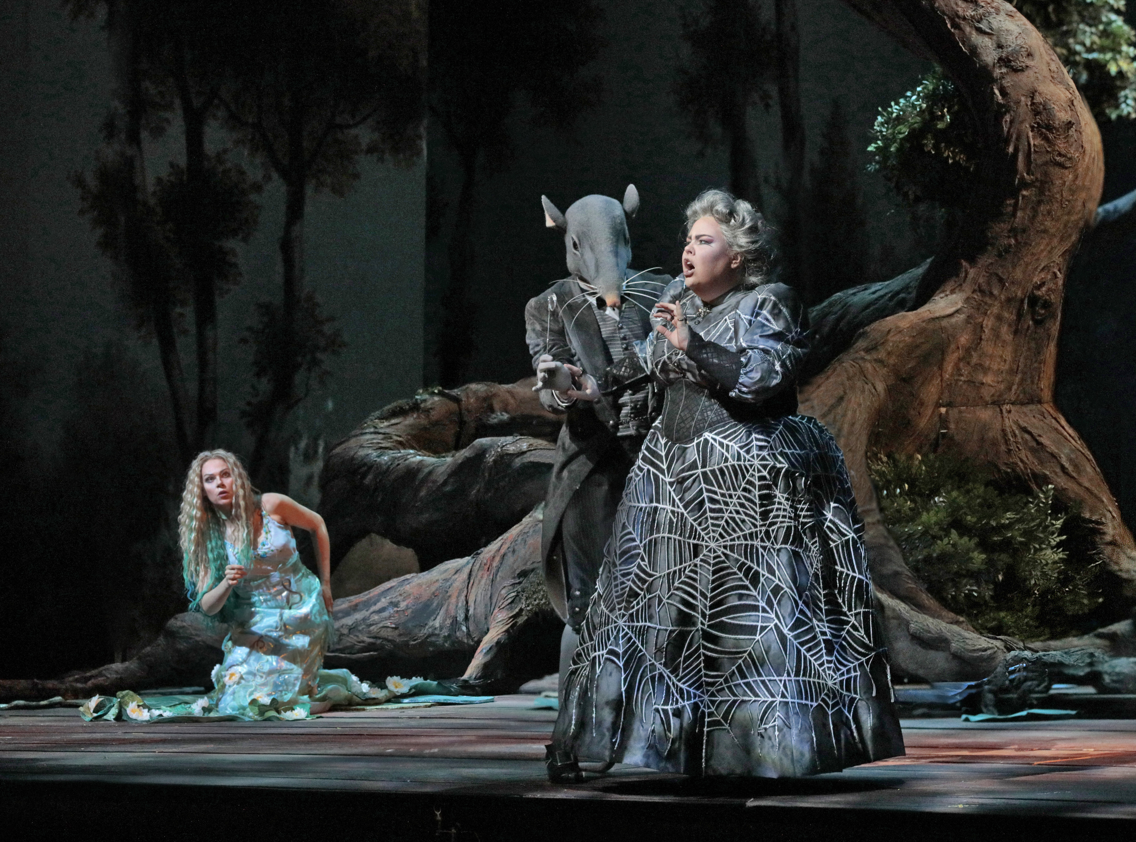 Kristine Opolais como Rusalka y Jamie Barton como Ježibaba en la ópera de Dvořák. Foto: Ken Howard/ Metropolitan Opera.