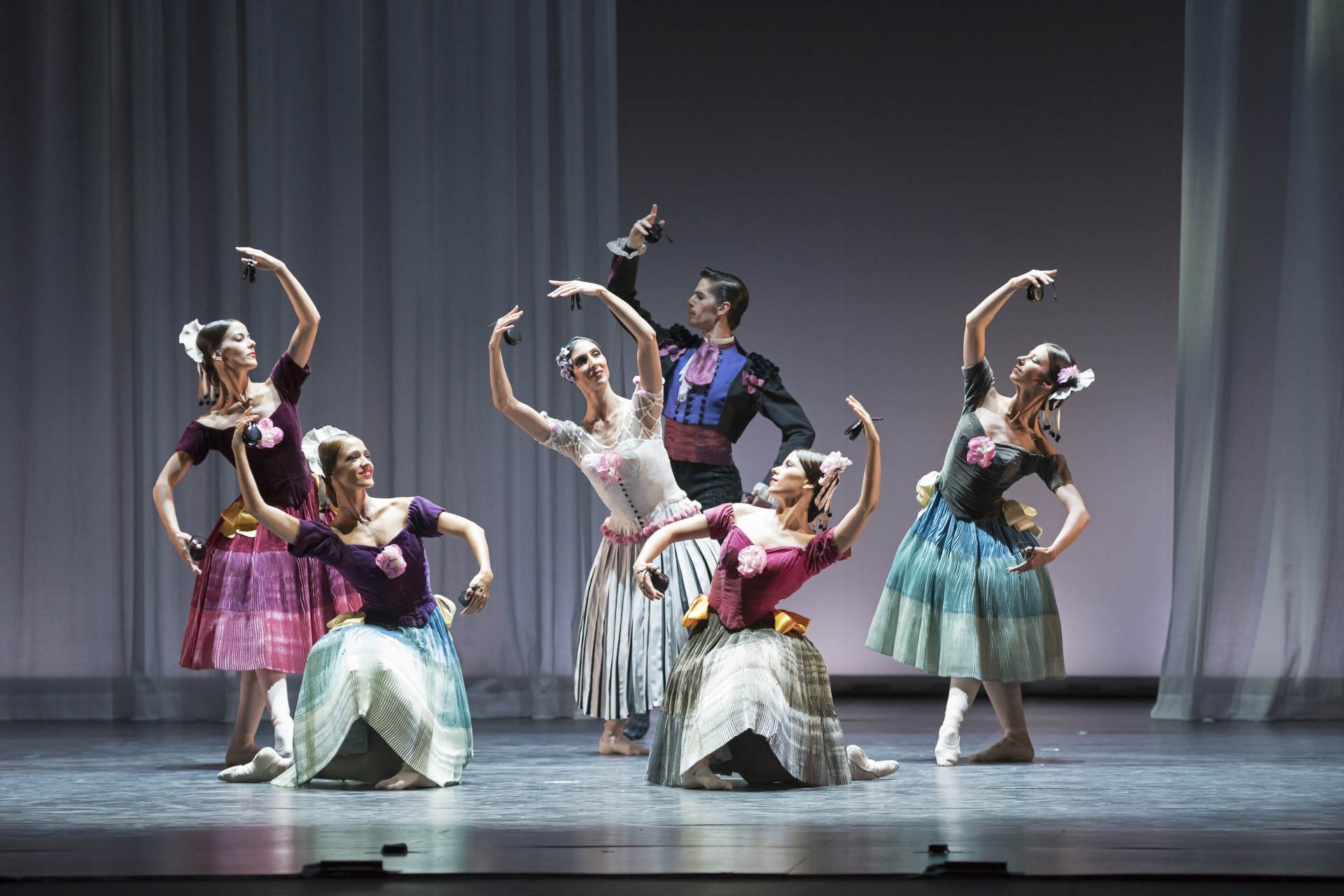 Los primeros bailarines Aloña Alonso y Sergio Bernal, junto a solistas del Ballet Nacional de España en la coreografía de Antonio 'Eritaña'. Foto: Jesús Vallina
