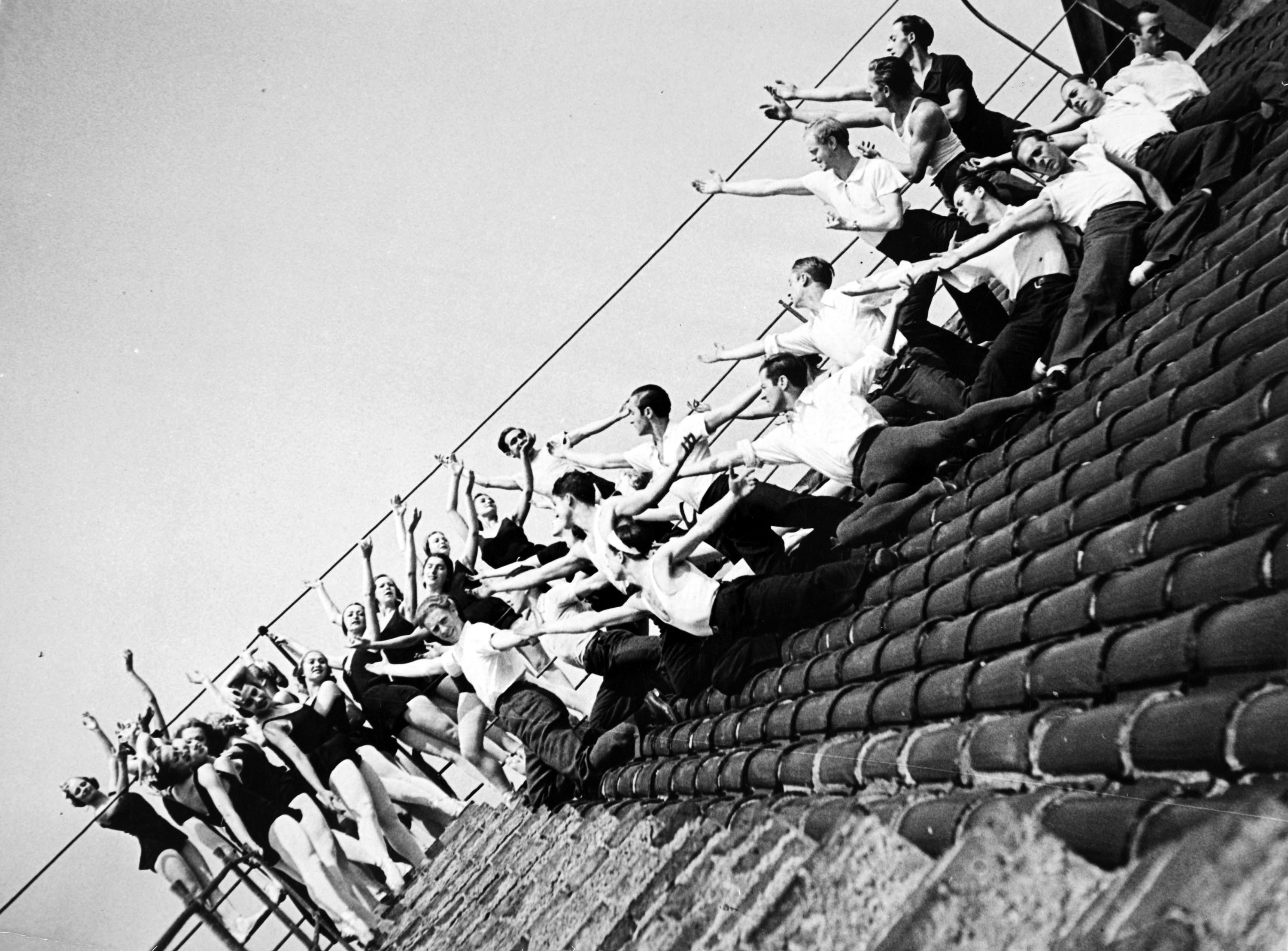 Cuerpo de baile de los Ballets Russes de Monte Carlo sobre el tejado del Gran Teatro del Liceo, hacia 1935. Fotografía de Compal (Compte i Palatchi). © Museu Nacional d’Art de Catalunya, Barcelona.
