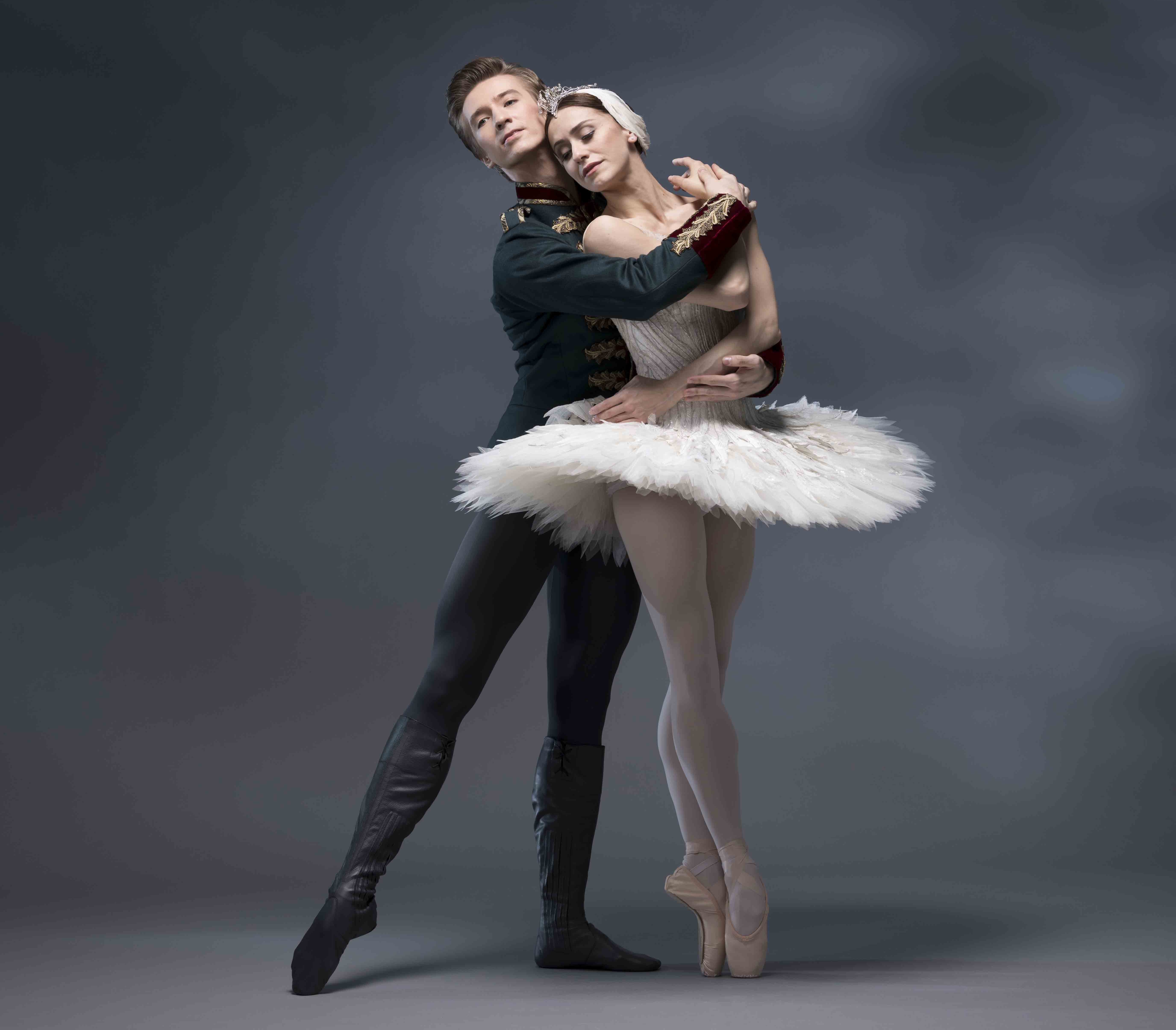Marinela Núñez y Vadim Muntagirov en El lado de los cisnes de The Royal Ballet. Foto: Bill Cooper
