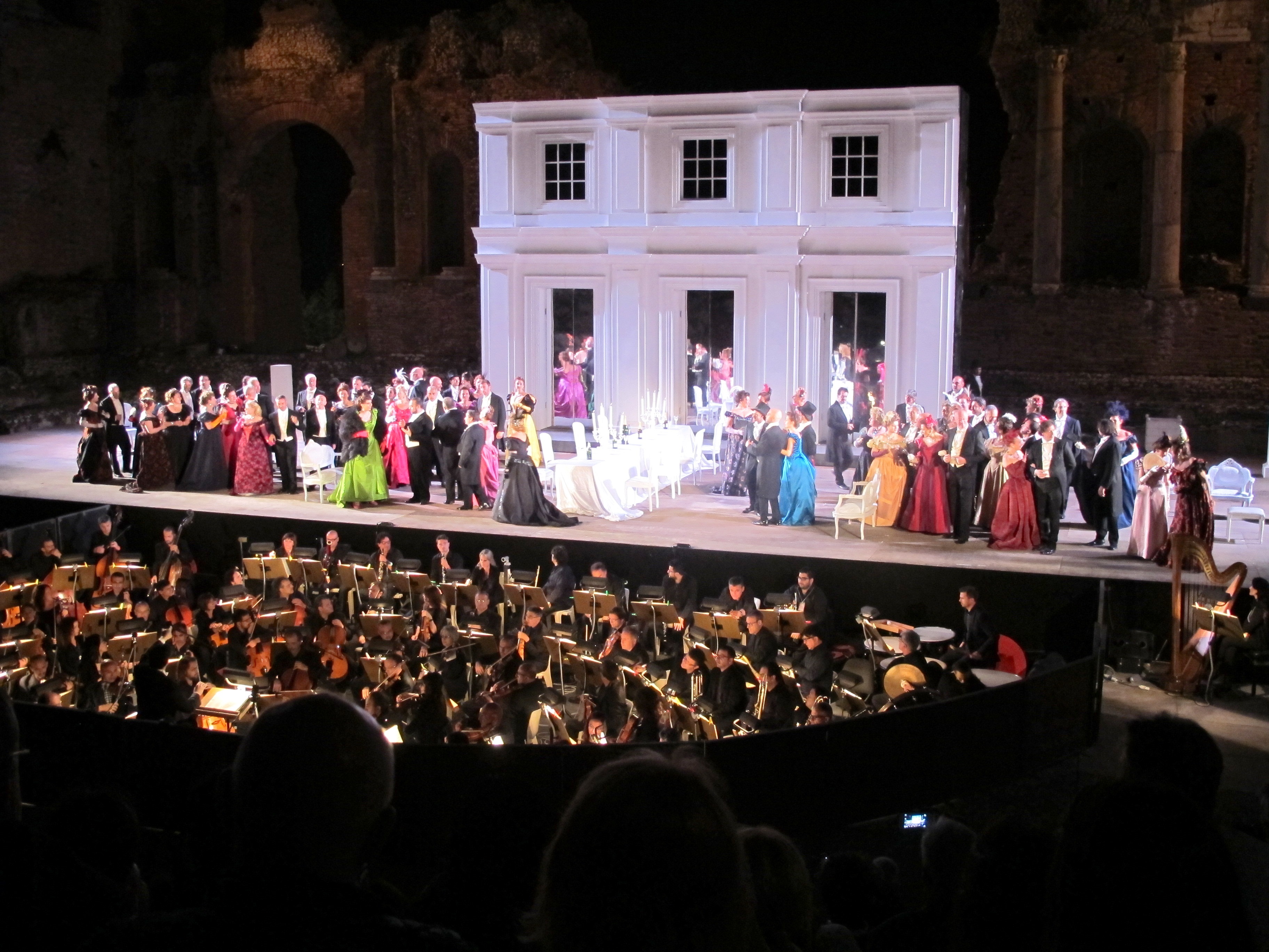 Desiree Rancatore trionfa nella Traviata messa in scena nello splendido Teatro Greco di Taormina