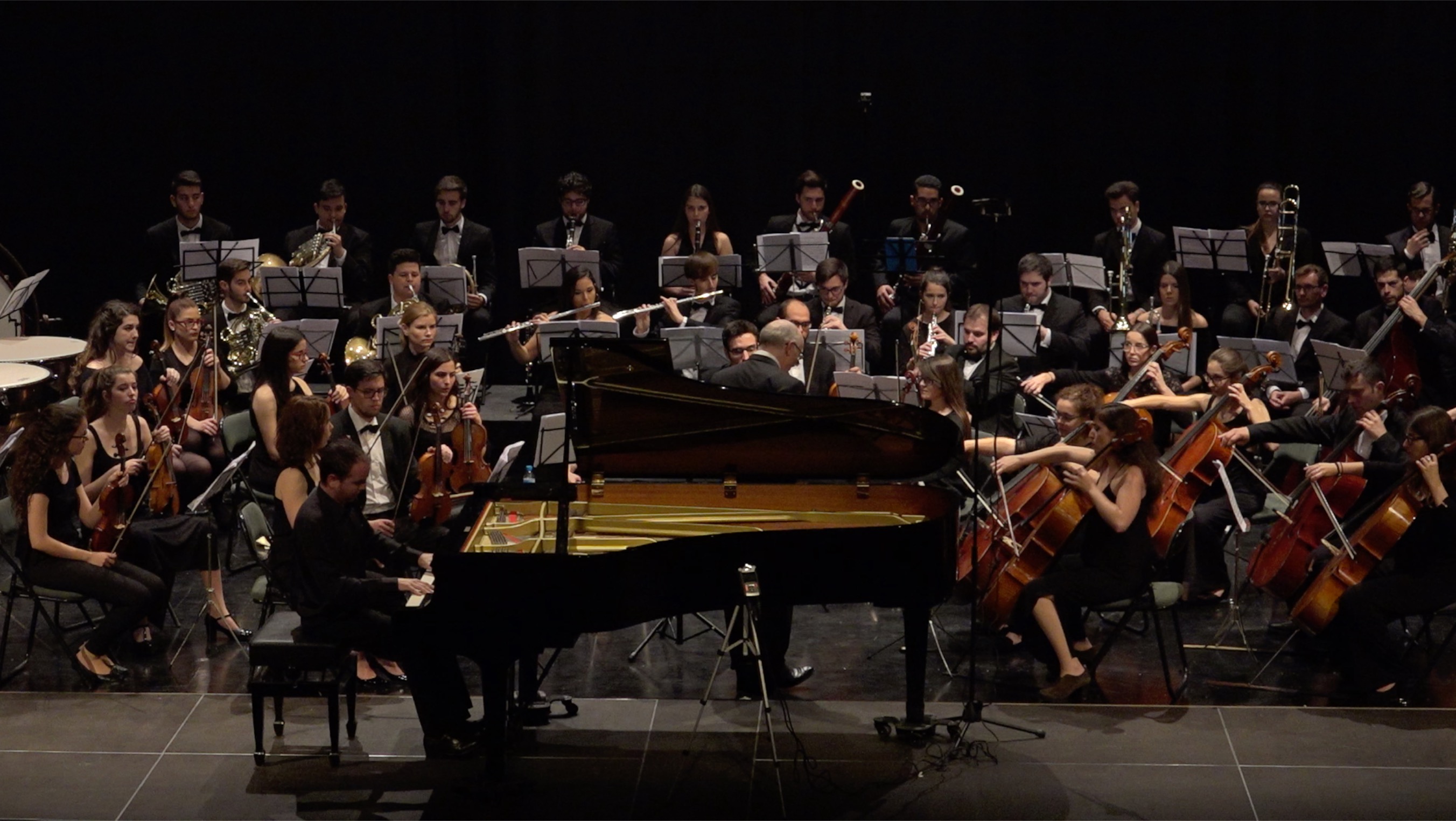 Brillante versión del segundo concierto de Rachmaninov a cargo de Alejandro Algarra y la JOSE. Foto: AZ Producciones