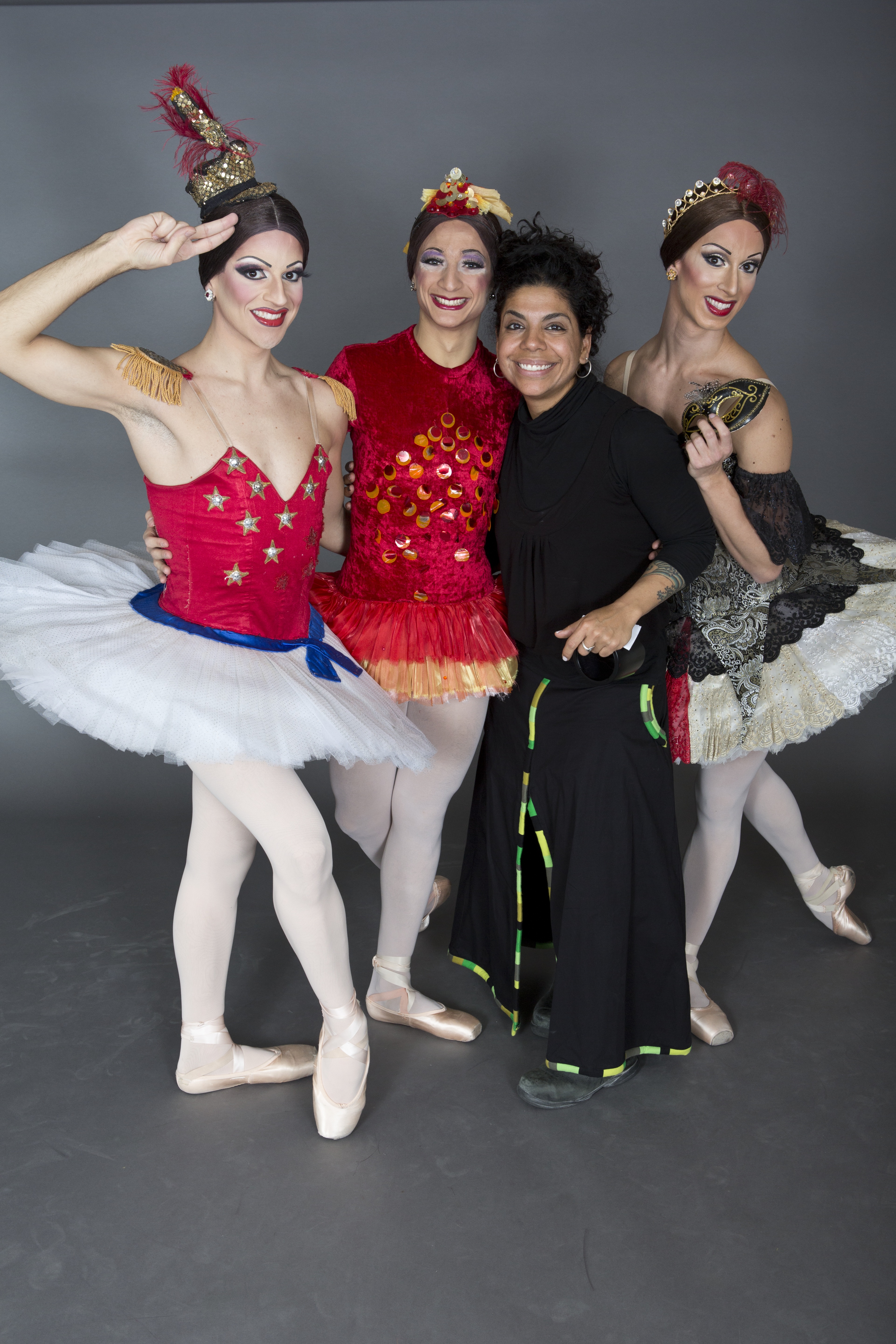 Isabel Martínez Rivera y miembros de Ballets Trockadero. Foto: Zoran Jelenic