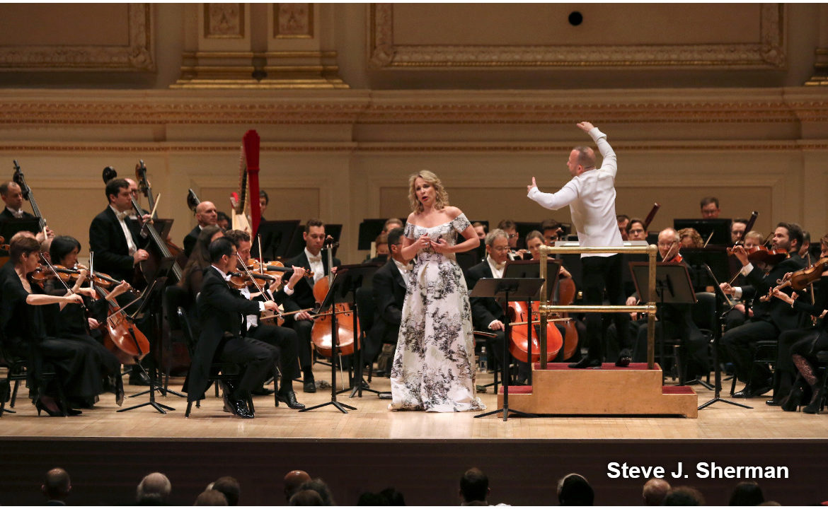 La mezzosoprano Elina Garanca vuelve a Nueva York con las Ruckert Lieder de Mahler en un programa junto a la orquesta del Met que incluyó la Séptima de Bruckner. 