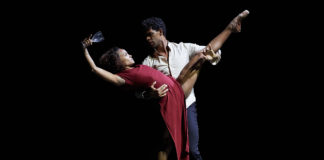 Carlos Acosta y Marta Ortega en "Mermaid", coreografía de Sidi Larbi Cherkaoui. Foto- Toti Ferrer.