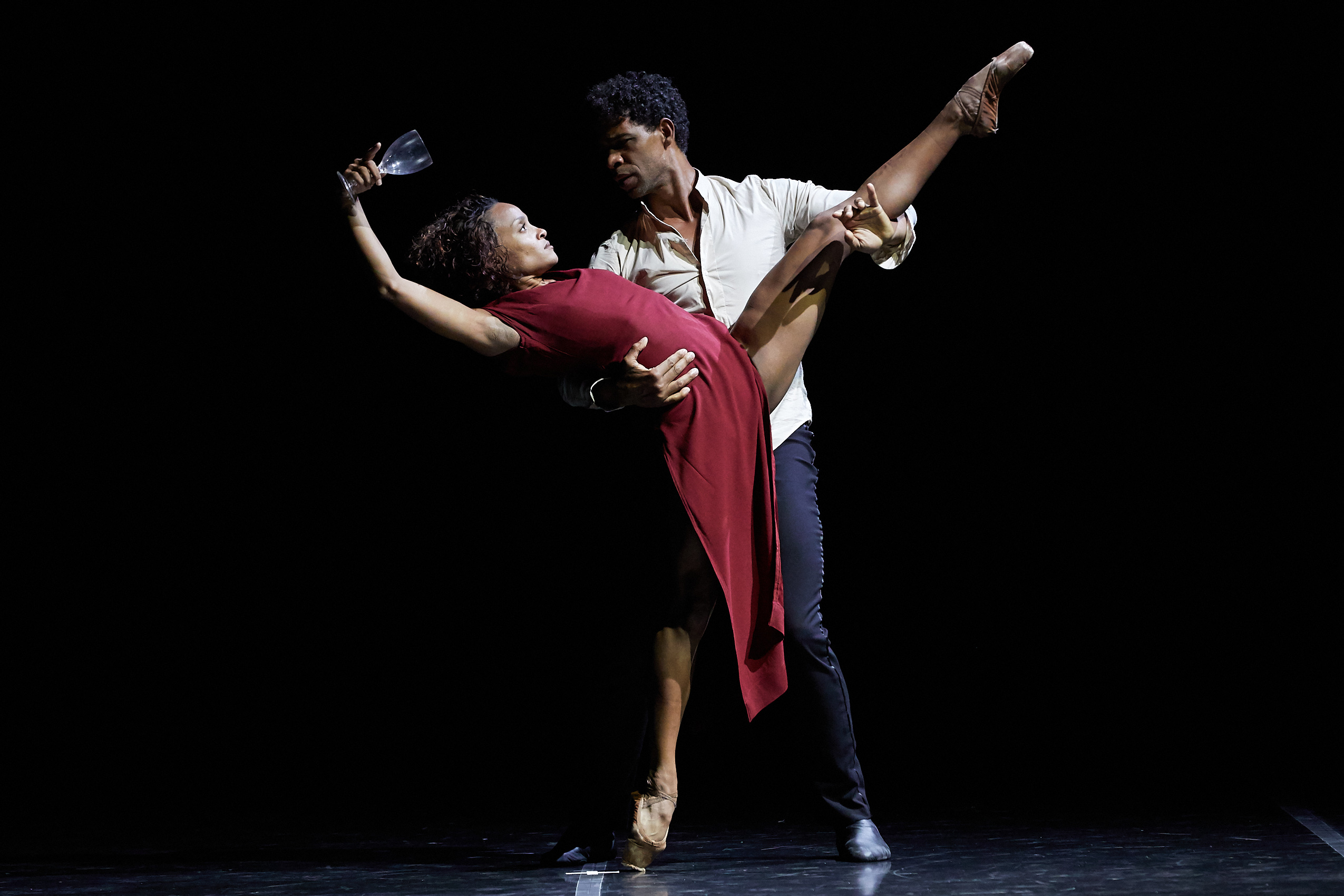 Carlos Acosta y Marta Ortega en "Mermaid", coreografía de Sidi Larbi Cherkaoui. Foto- Toti Ferrer. 