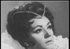 La soprano italiana Grabiella Tucci caracterizada como Elisabetta de Don Carlo.