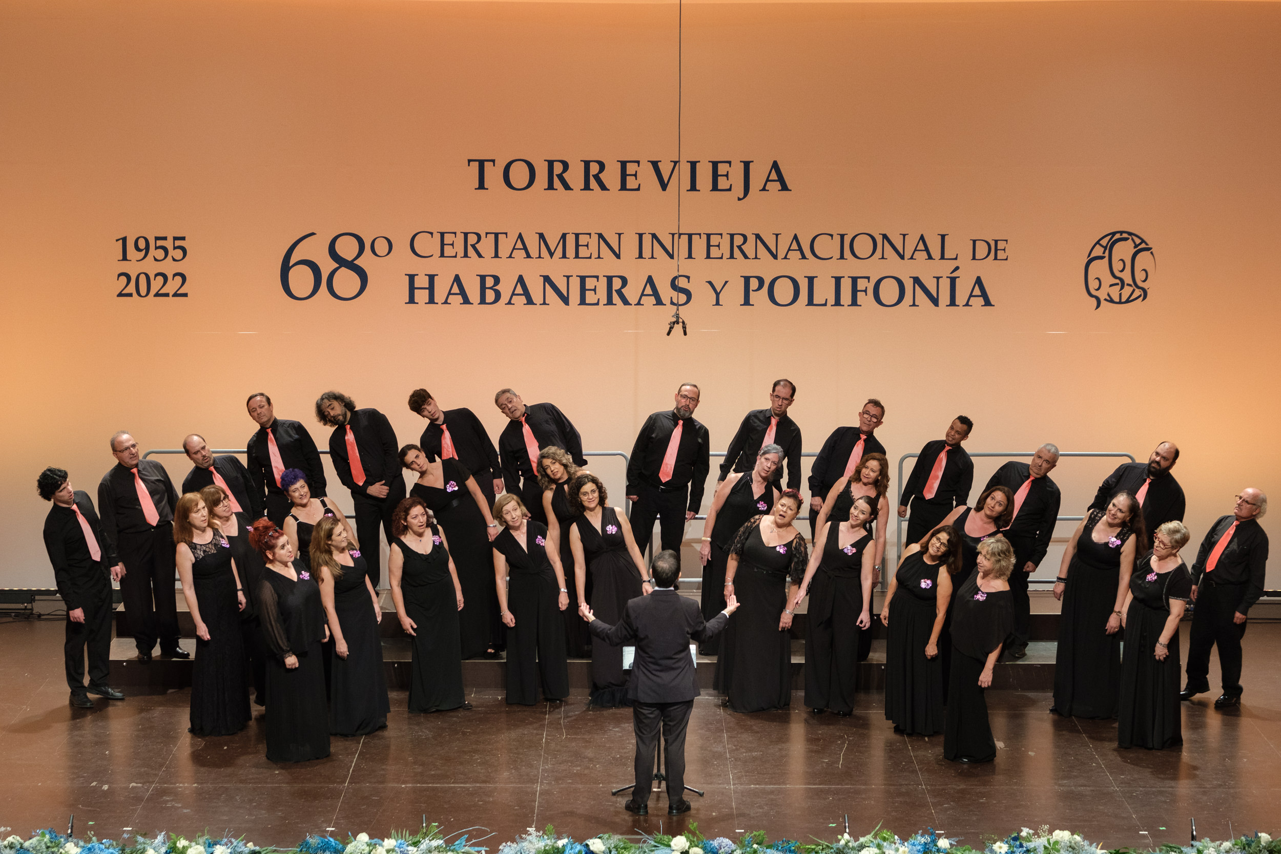 Coro 'Gaos' durante una de sus actuaciones en el 68º Certamen de Habaneras y Polifonía de Torrevieja