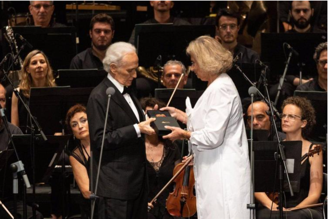 El tenor Josep Carreras recibe la Medalla de Honor del Festival de Peralada | MIQUEL GONZALEZ/FESTIVAL DE PERA