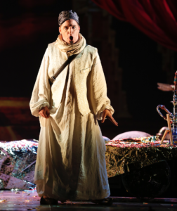Igor Peral como Alí Babá, en la ópera "Alí Babá y los cuarenta ladrones" en el Teatro de la Maestranza (2017) 