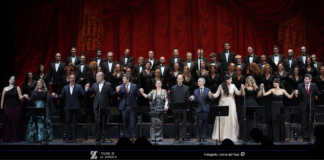 Solistas y coro titular del Teatro de la Zarzuela recibiendo los aplausos del público Foto: © Elena Del Real