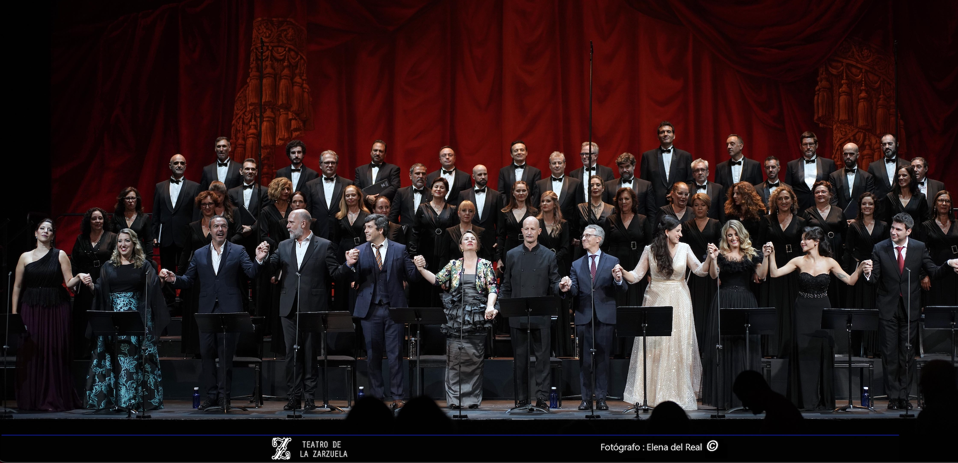 Solistas y coro titular del Teatro de la Zarzuela recibiendo los aplausos del público Foto: © Elena Del Real