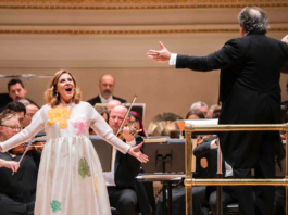 Sabina Puértolas y, batuta en mano, Juanjo Mena en el Carnegie Hall / Foto: © Chris Lee