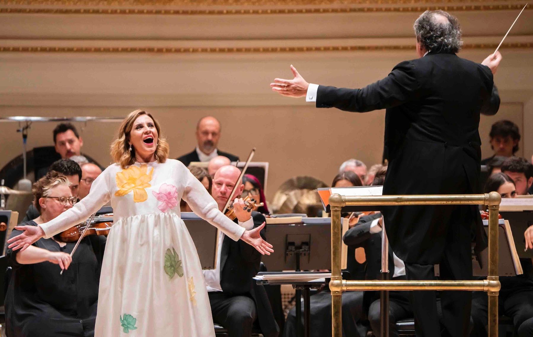 Sabina Puértolas y, batuta en mano, Juanjo Mena en el Carnegie Hall / Foto: © Chris Lee