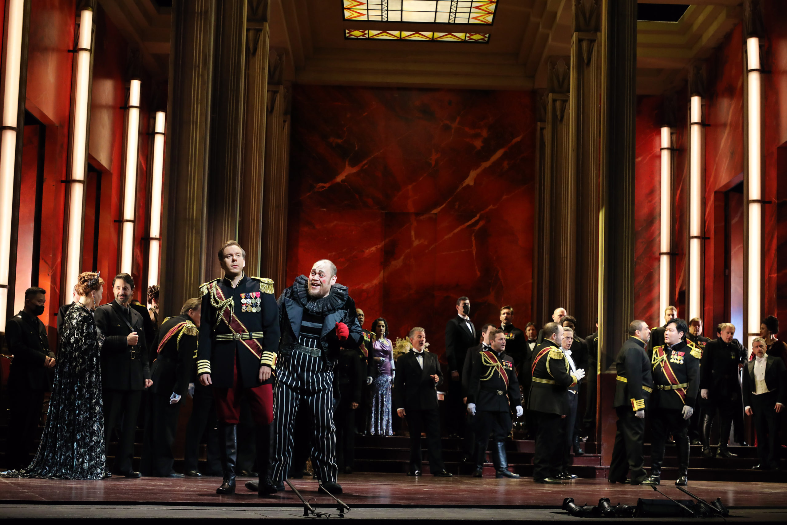 "Rigoletto" de Verdi con Benjamin Bernheim como el Duque y Quinn Kelsey en el papel titular. Foto: Curtis Brown / Met Opera