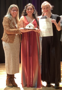 Inmaculada Jiménez, alcaldesa de Tomelloso, entregando el Bombo de Oro a la soprano Annya Pinto y a la pianista Eve Kerloc'h / Foto: AMAO