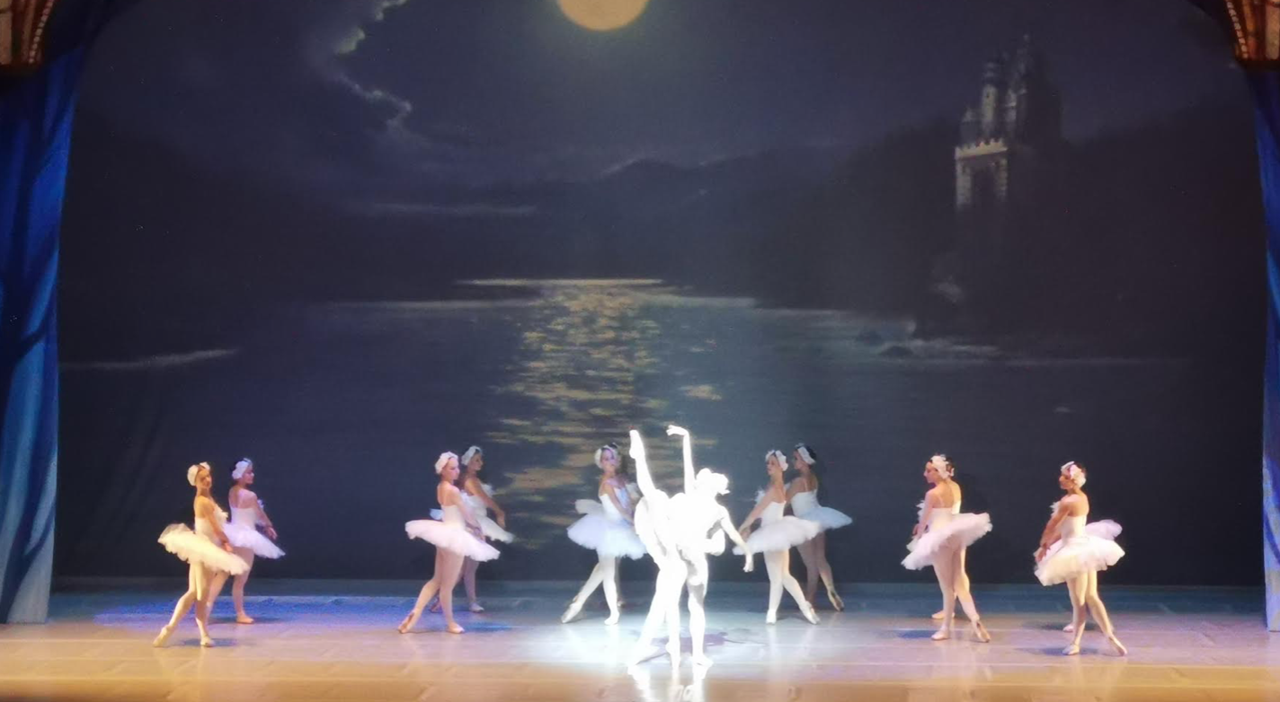 Un momento de "El lago de los cisnes" en la producción del Varna State Ballet