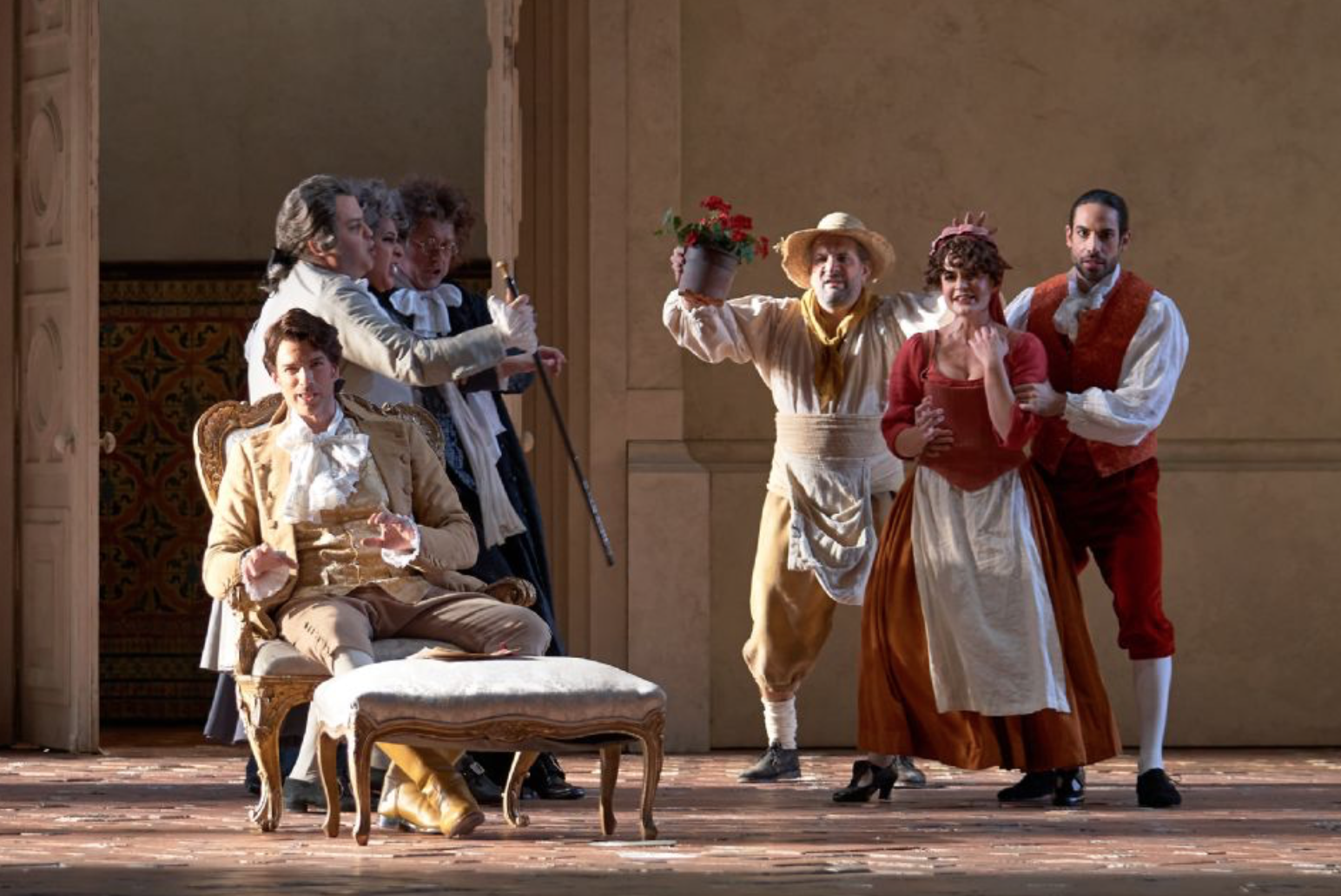 Una escena de "Le nozze di Figaro" en Sevilla / Foto: © Guillermo Mendo - Teatro de la Maestranza