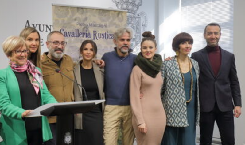 María de Leyva, concejal de cultura de Granada, acompañada por algunos de los artistas de "Cavalleria Rusticana" / Foto: Juventudes Musicales de Granada