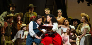Javier Camarena como Nemorino y Golda Schultz como Adina en el Met. Foto: Marty Sohl / Met Opera
