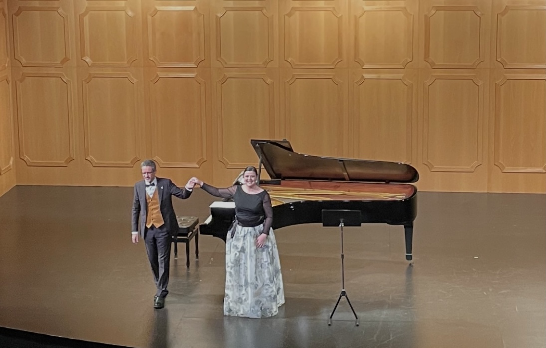 Aurelio Viribay y María Zapata en el escenario del Teatro Filarmónica / Foto: Pablo Siana