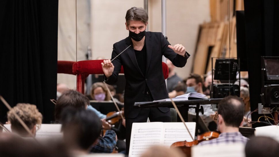 Daniele Rustioni con la Metropolitan Opera Orchestra. Foto: Jonathan Tichler / Met Opera
