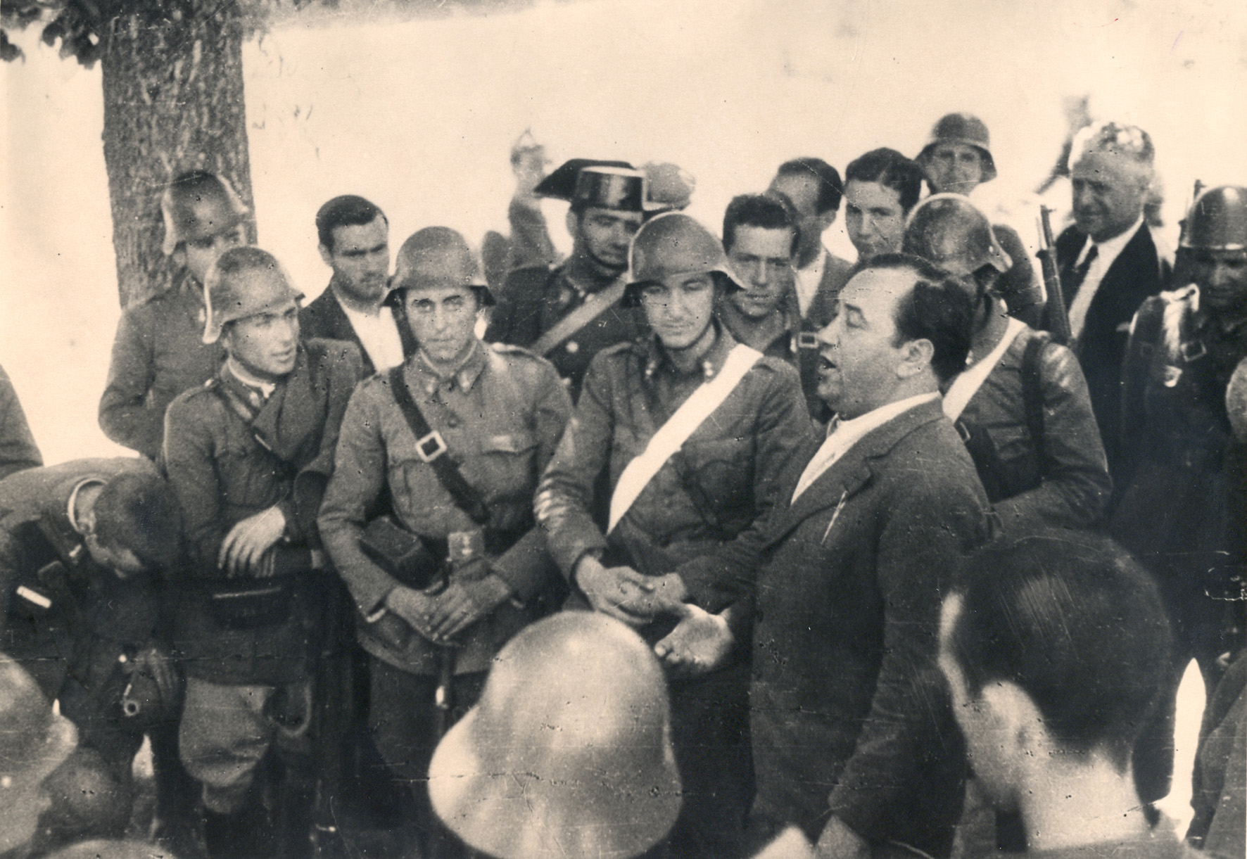 Una foto de Miguel Fleta rodeado de una variopinta multitud