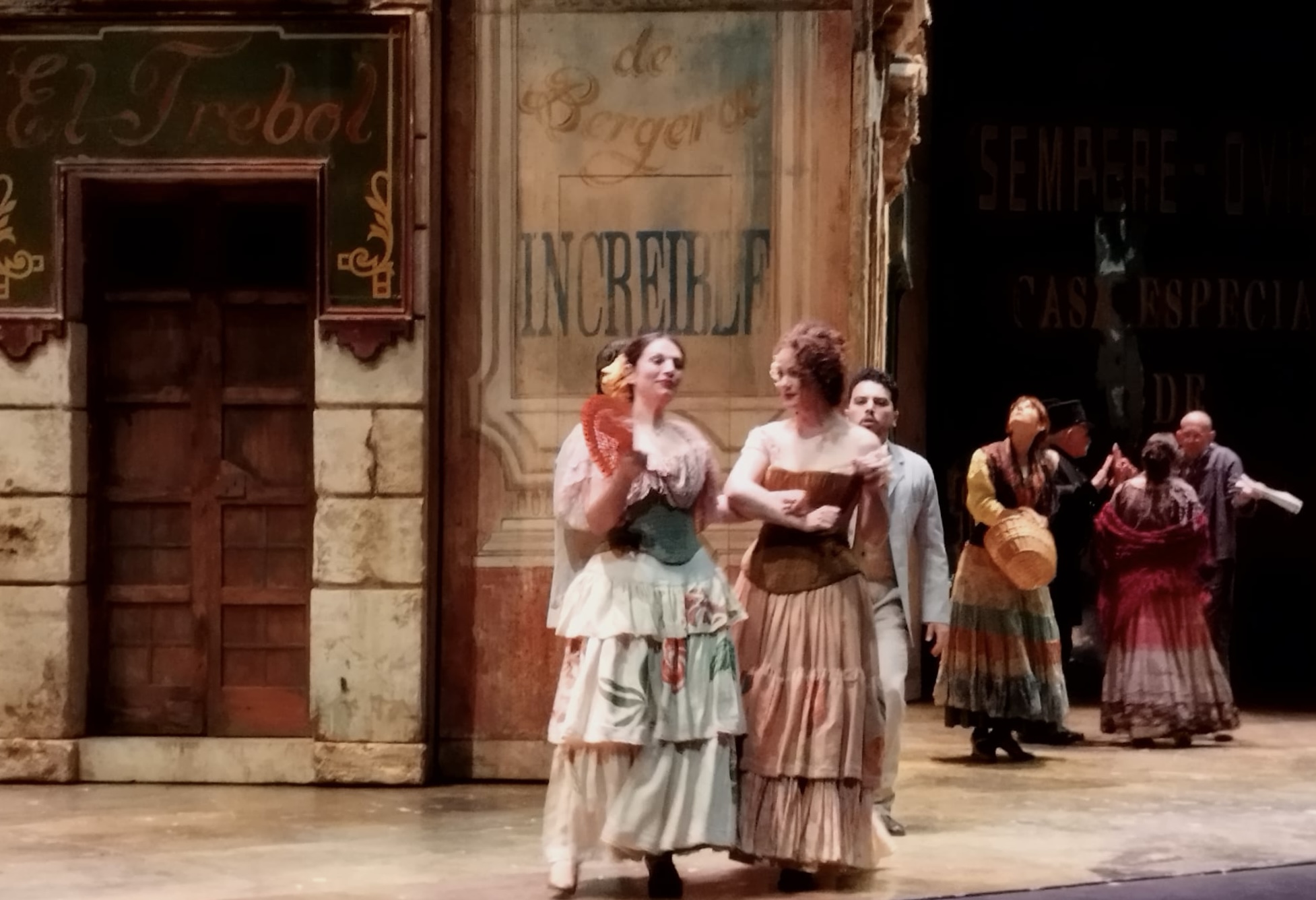 Cristina del Barrio y Lucía Millán en una escena de "Doña Francisquita" (enero de 2023) / Foto: Teatro Villamarta 