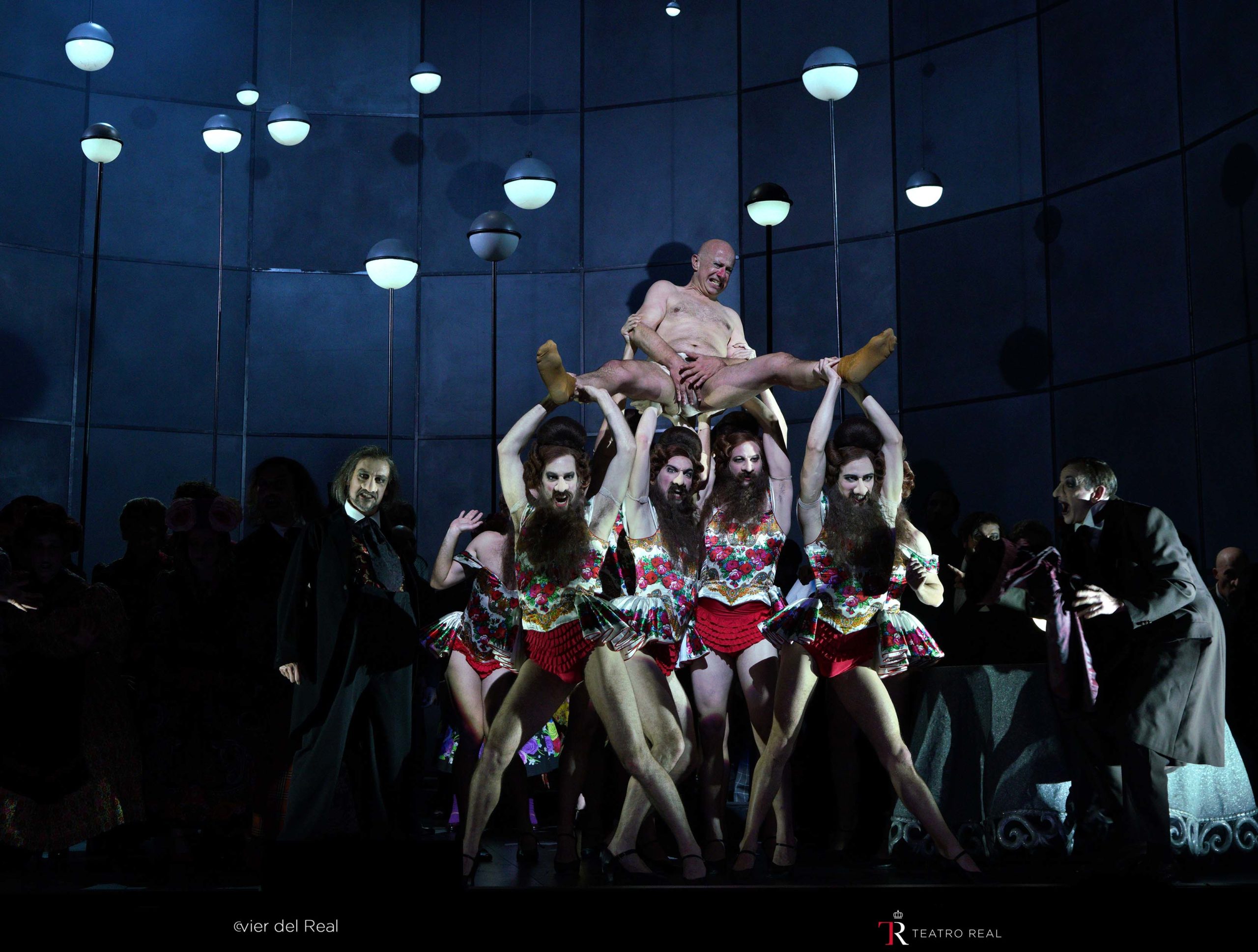 Una escena de "La Nariz" con Martin Winkler y los bailarines / Foto: Javier del Real