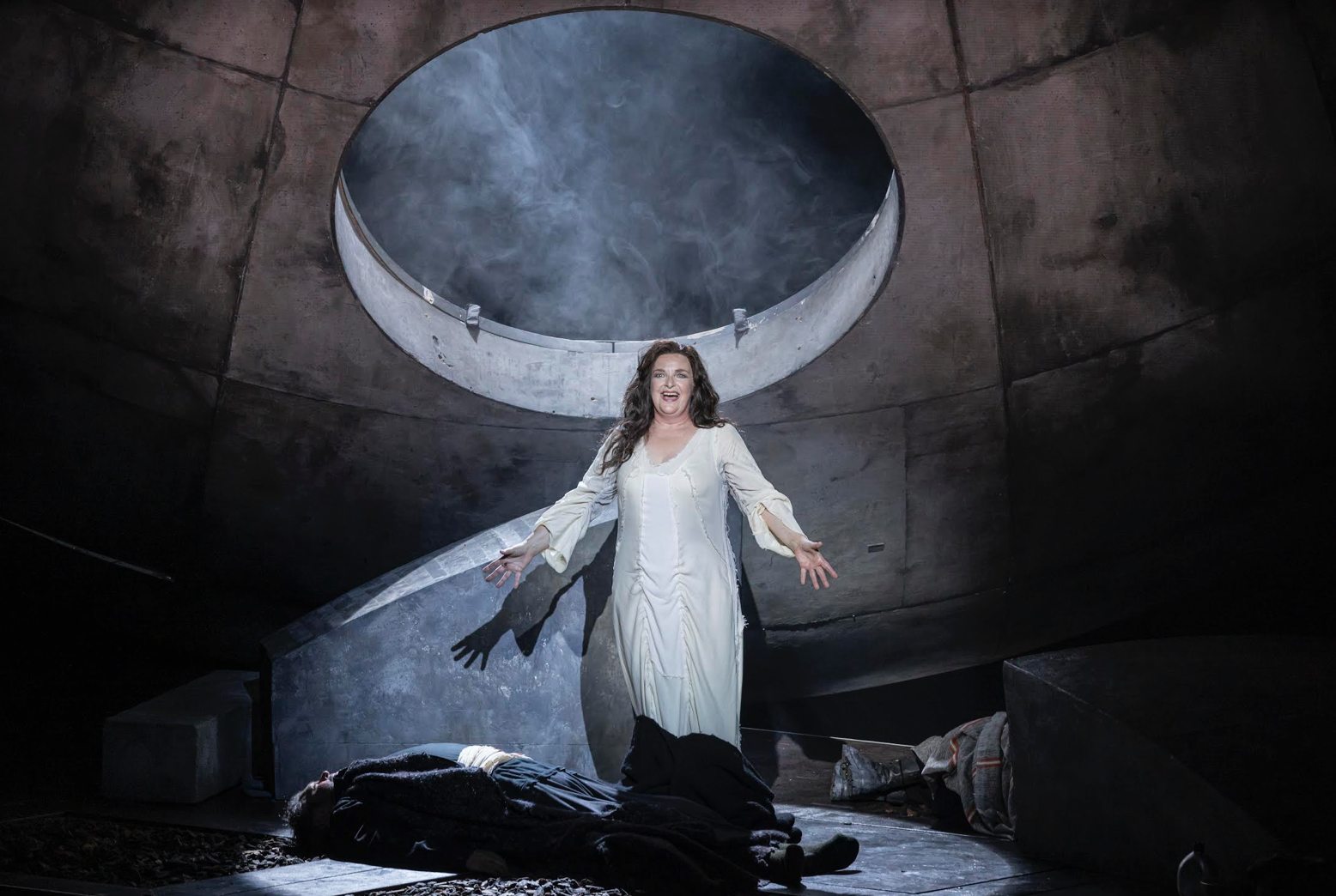 Riccarda Merbeth en una escena de "Tristan und Isolde" en Les Arts / © Mikel Ponce - Les Arts