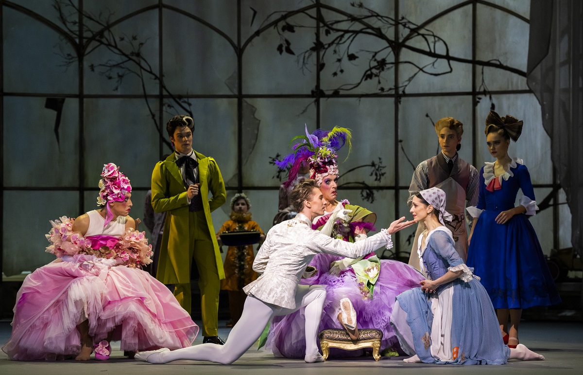 Una escena de la nueva producción de "La Ceniciente" del Royal Ballet / Foto: ©Tristram Kenton