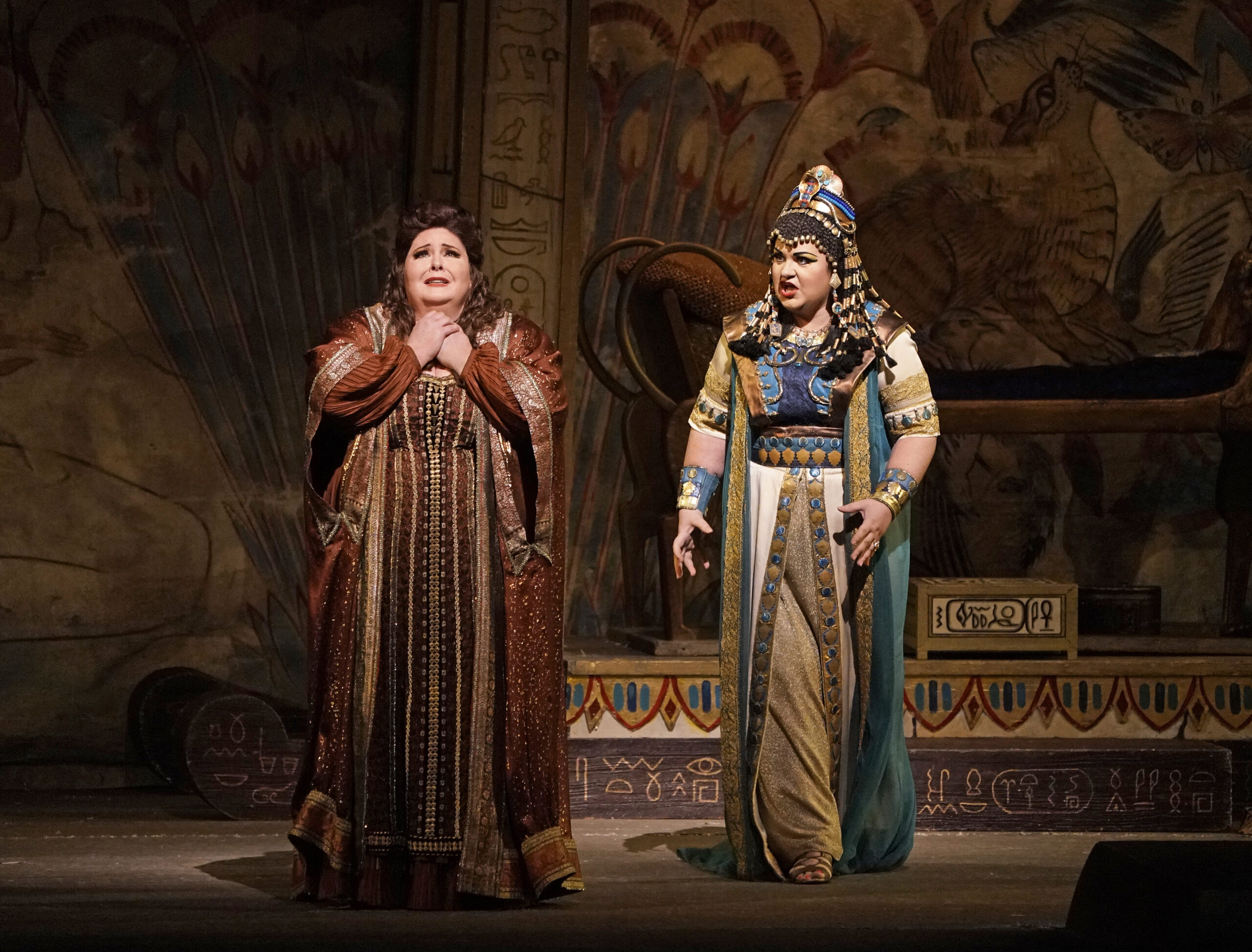 Angela Meade es Aida y Olesya Petrova es Amneris en "Aida." Photo: Karen Almond / Met Opera