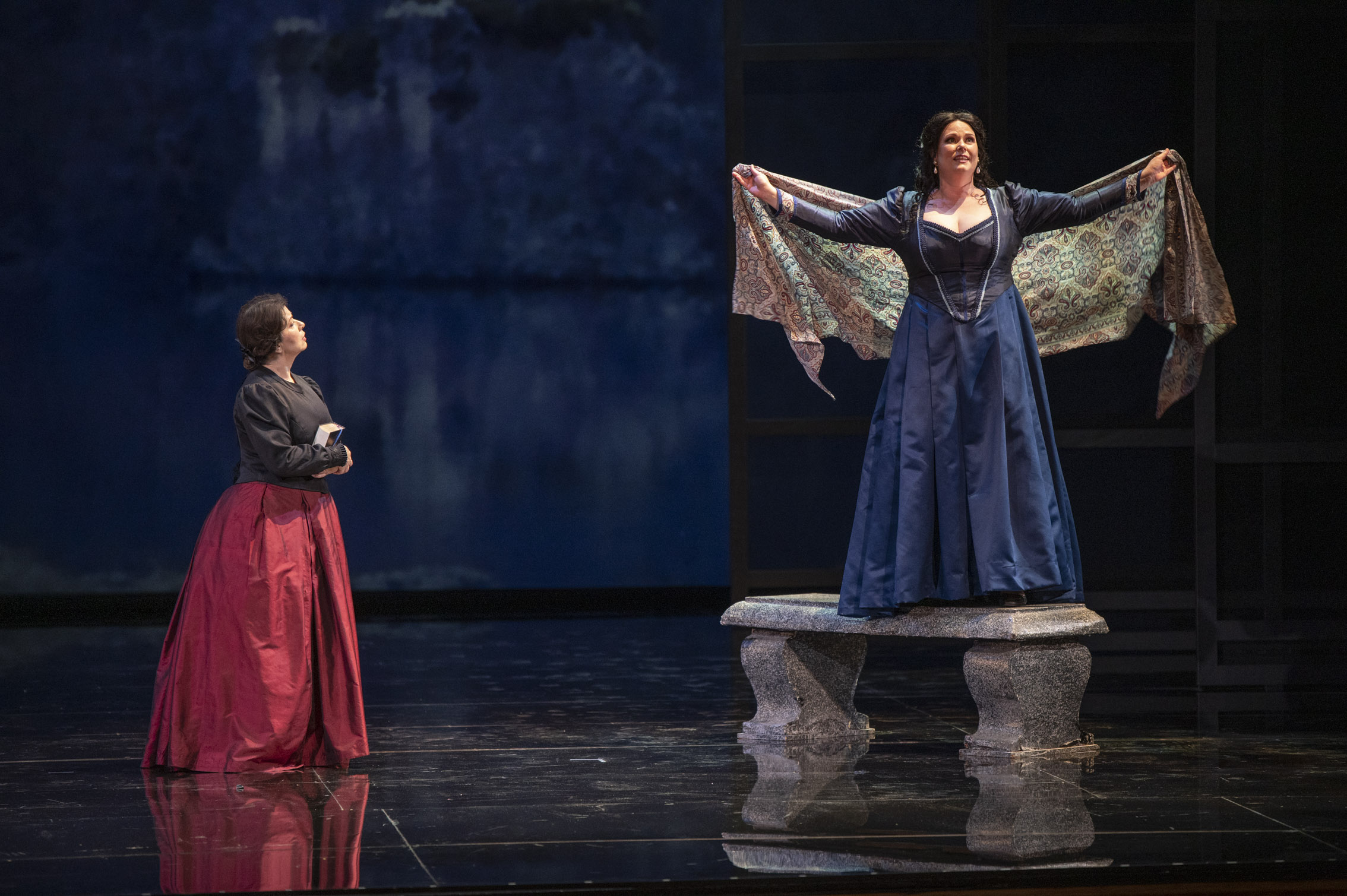 Rosa Pérez y Jessica Pratt en una escena de "Lucia di Lammermoor" / Foto: Nacho González Oramas - ACO