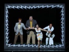 Una escena de "Il turco in Italia", con Edgardo Rocha (Don Narciso), Misha Kiria (Don Geronio), Lisette Oropesa (Fiorilla) y  Alex Esposito (Selim) / Foto: Javier del Real