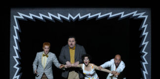 Una escena de "Il turco in Italia", con Edgardo Rocha (Don Narciso), Misha Kiria (Don Geronio), Lisette Oropesa (Fiorilla) y  Alex Esposito (Selim) / Foto: Javier del Real