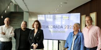Aquiles Machado, Natalia Lamas y Luis Loureriro acompañados por María Ribas y Gonzalo Castro (concejal de Cultura del Ayto. de A Coruña)