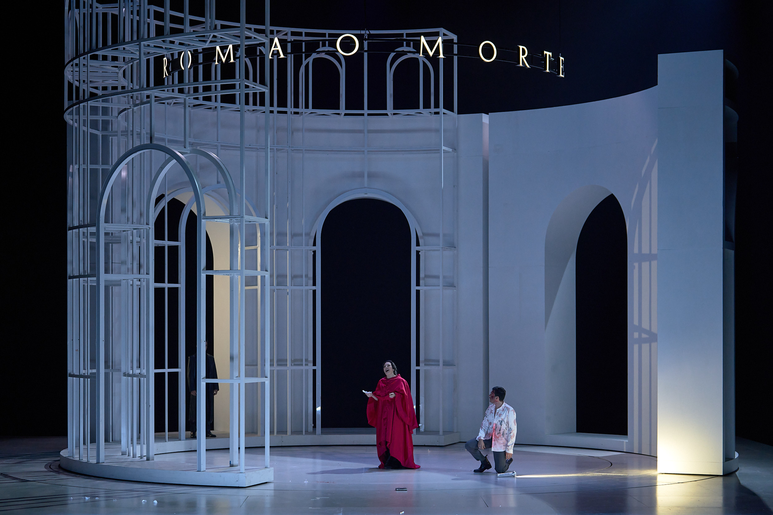 Una escena de "Tosca", con Yolanda Auyanet y Vincenzo Costanzo, en Sevilla / Foto: Teatro de la Maestranza