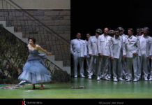 Sara Blanch (Fiorilla) y miembros del coro en una escena de "Il turco in Italia" / Foto: Javier del Real