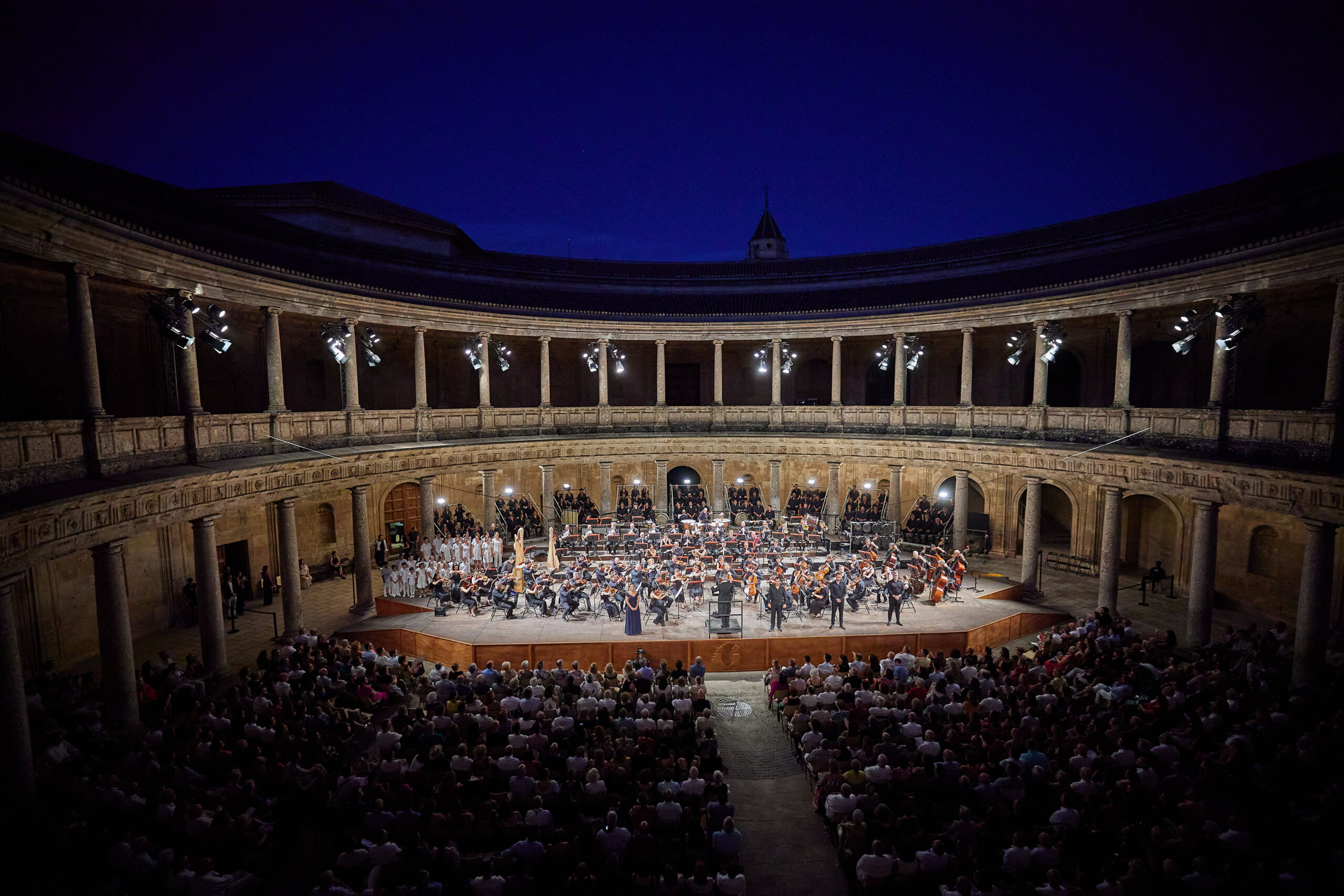 Una imagen general del escenario en el Palacio de Carlos V durante la representación de "Turandot" / Foto: Fermín Rodríguez