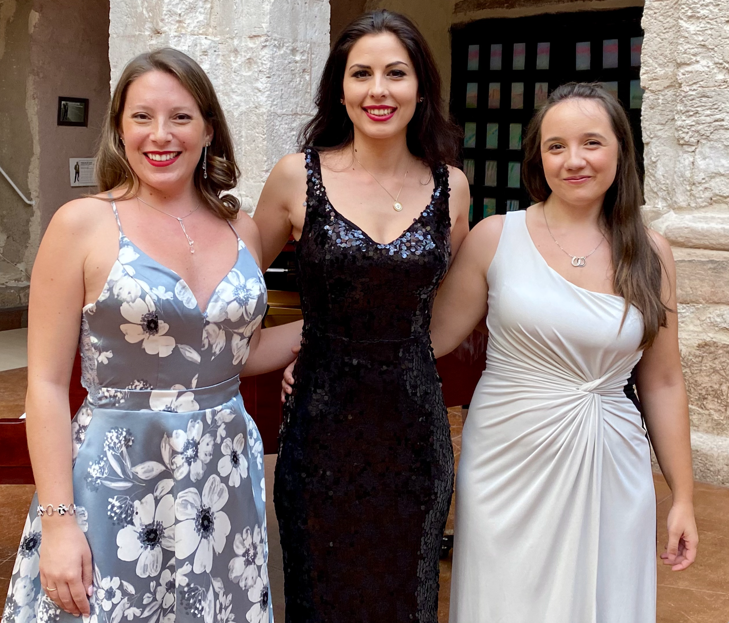 De izquierda a derecha: Javiera Saavedra (Primer Premio), Suzana Nadejde (Segundo Premio), Carla Sampedro (Tercer Premio) / Foto: ©Fdoble