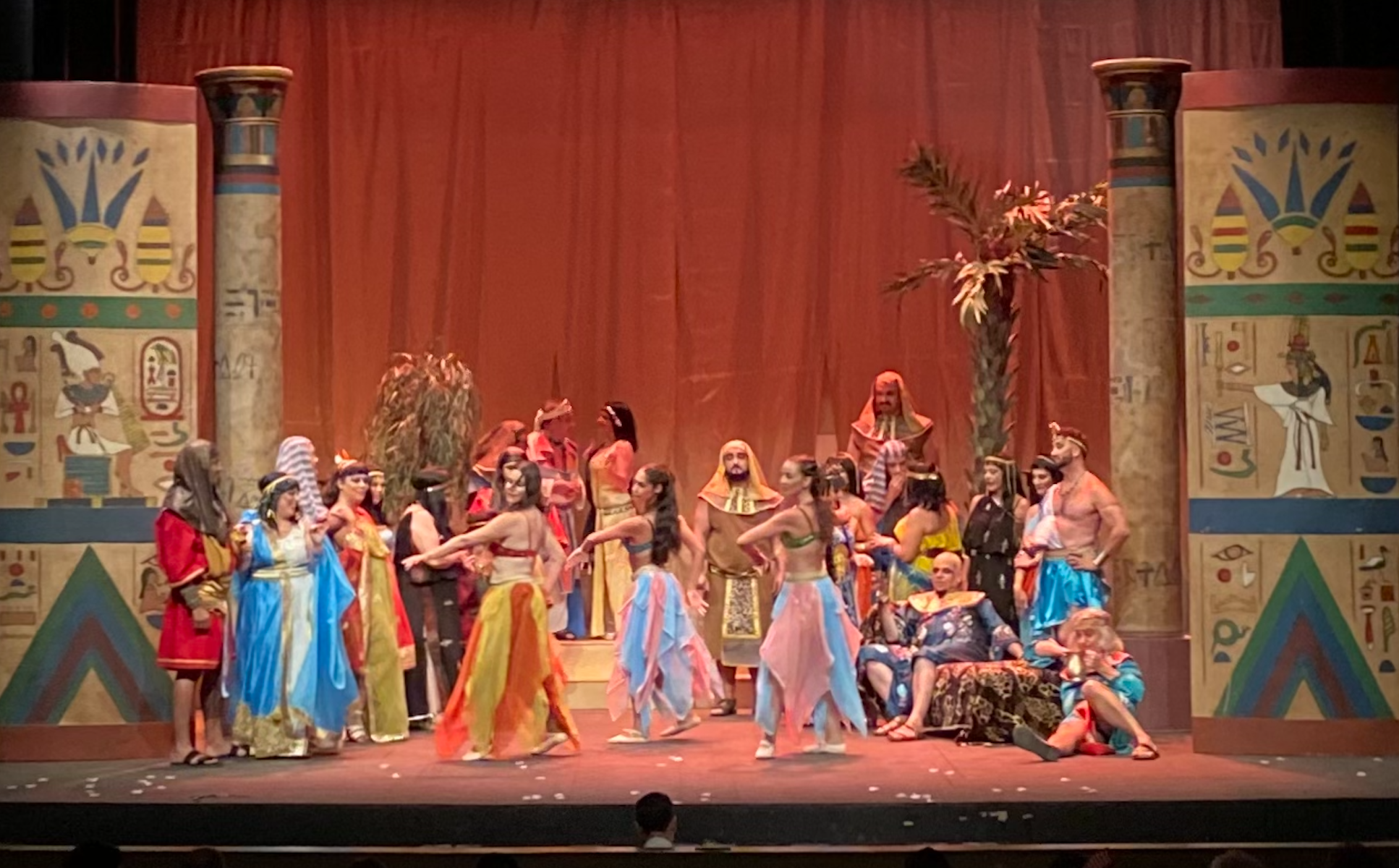 Un momento del segundo acto de "La Corte de Faraón" en el Teatro Municipal de La Bañeza / Foto: Materlírica España