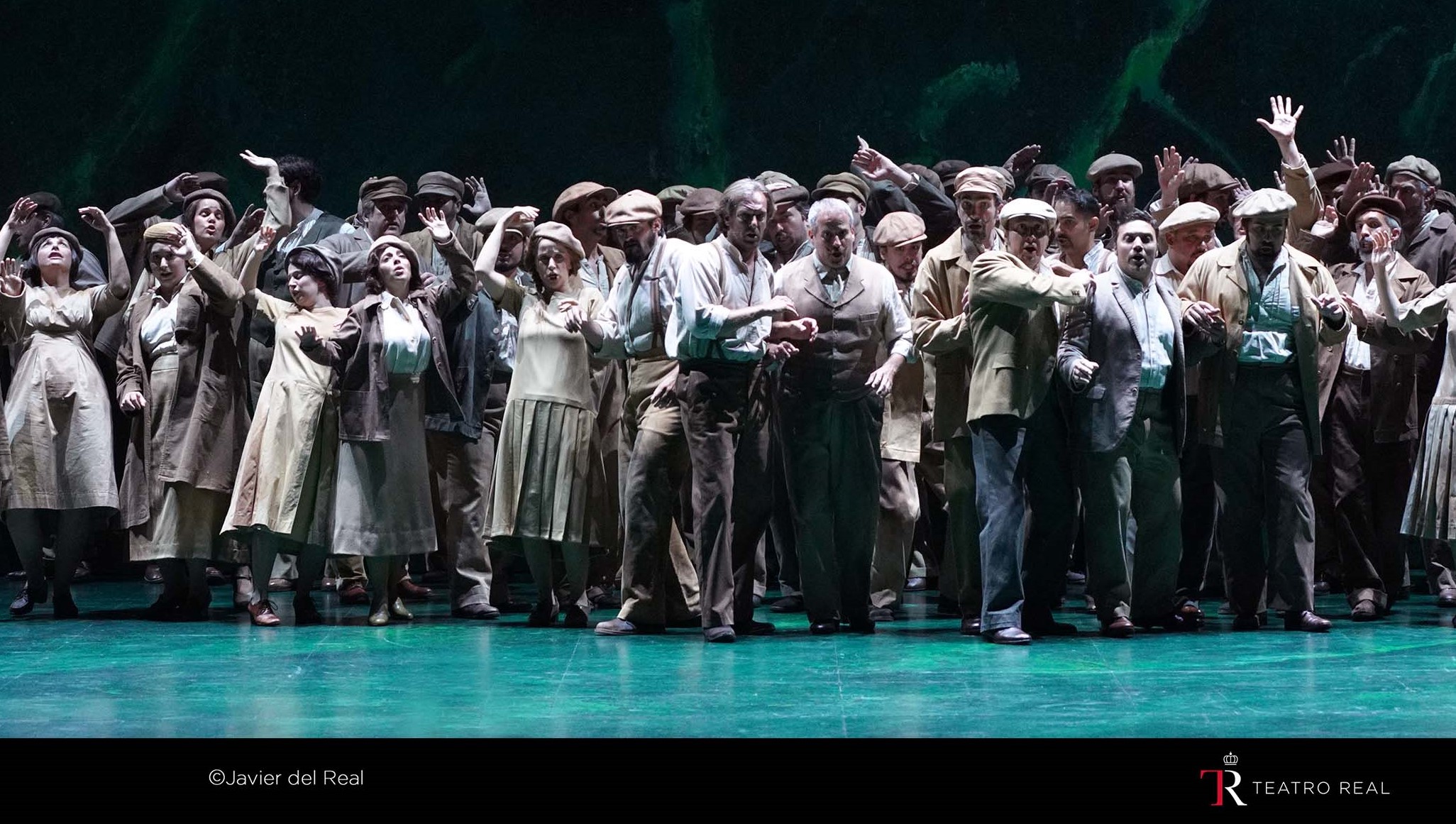 Coro Titular del Teatro Real en un momento de 'Nabucco' de Verdi
